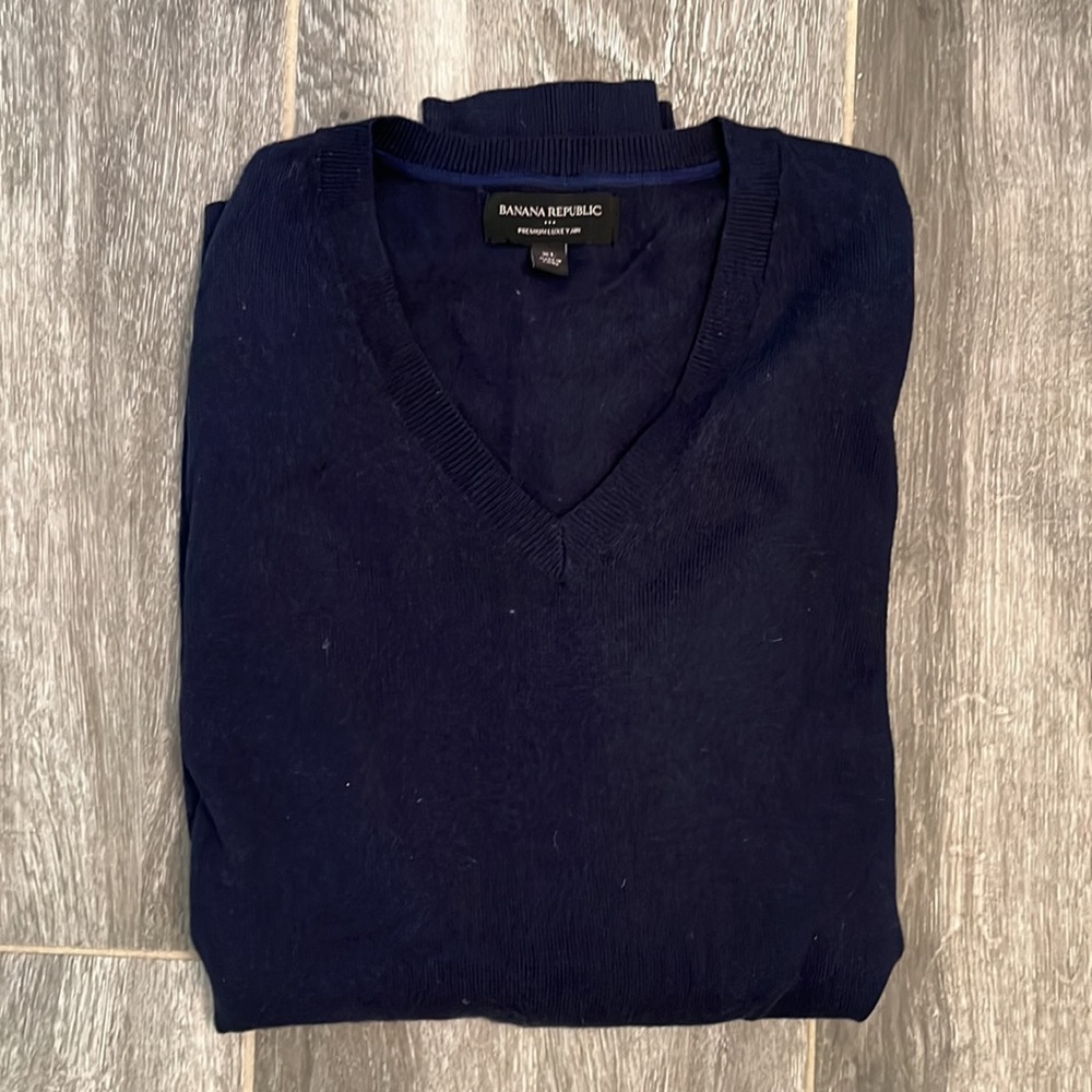 Banana Republic Men’s XL V-Neck Navy Sweater. Super soft and lightweight.